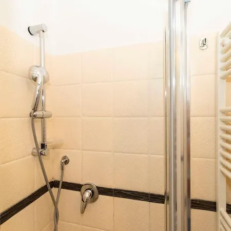 Book Now! Apt X4 A Few Steps From Valentino's Park