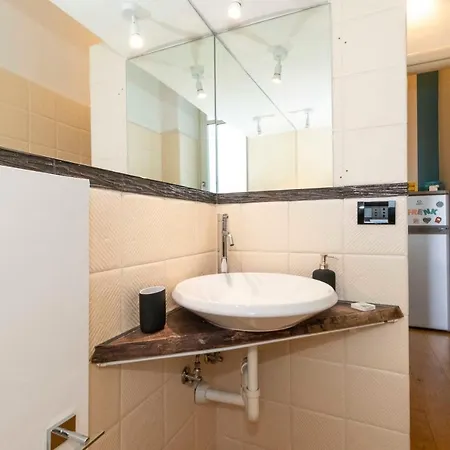 Apartment Book Now! Apt X4 A Few Steps From Valentino's Park