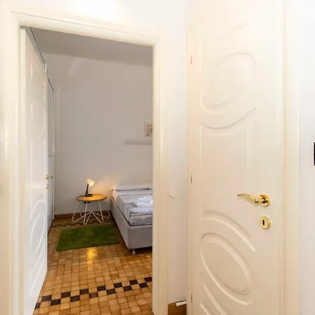 Book Now! Apt X4 A Few Steps From Valentino's Park Apartment